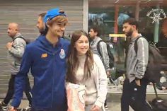 Rodrigo Mora parou para algumas fotografias com adeptos