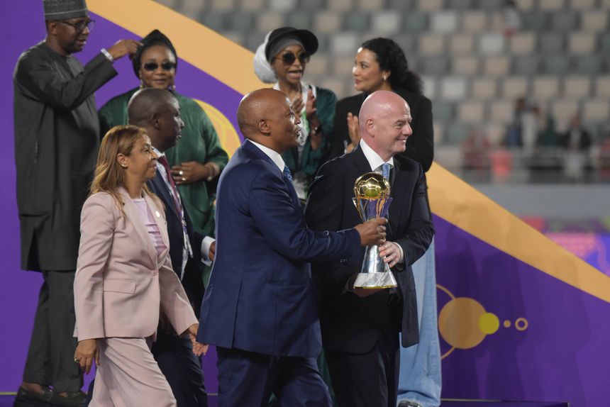 O presidente da CAF, Patrice Motsepe, com o líder da FIFA,  Gianni Infantino — Foto: IMAGO