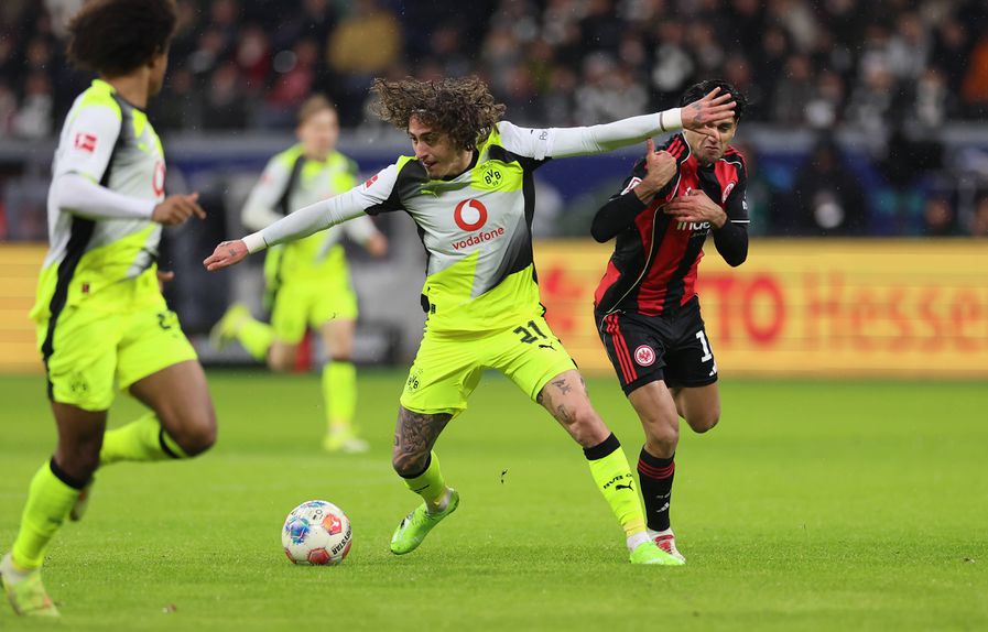 Dortmund foi a Frankfurt empatar a três com o Eintracht