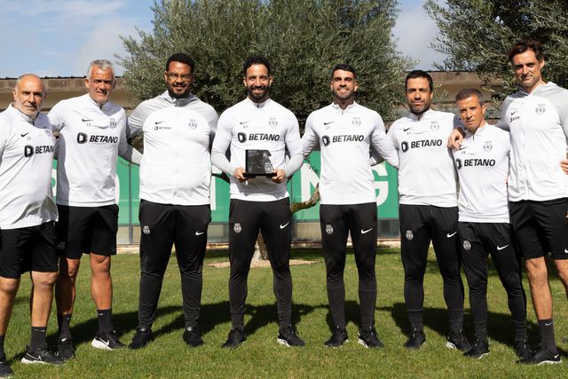 Sporting: Amorim recebe prémio e partilha com a equipa técnica