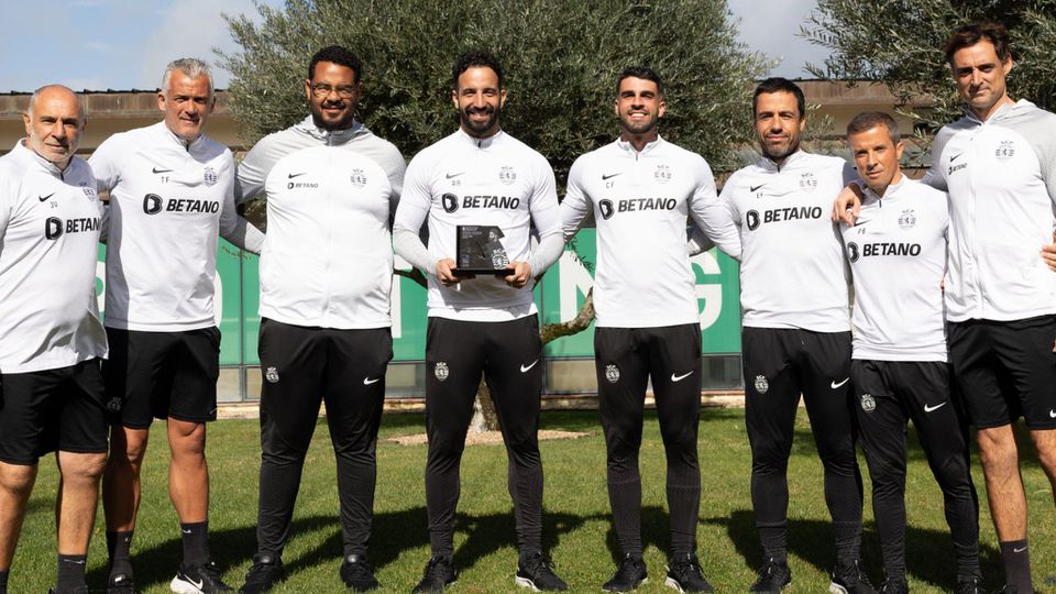 Sporting: Amorim recebe prémio e partilha com a equipa técnica