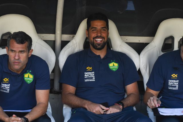 Presidente do Cuiabá recusa-se a libertar António Oliveira para o Corinthians