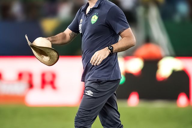 Mercado (oficial): Cuiabá confirma António Oliveira no Corinthians