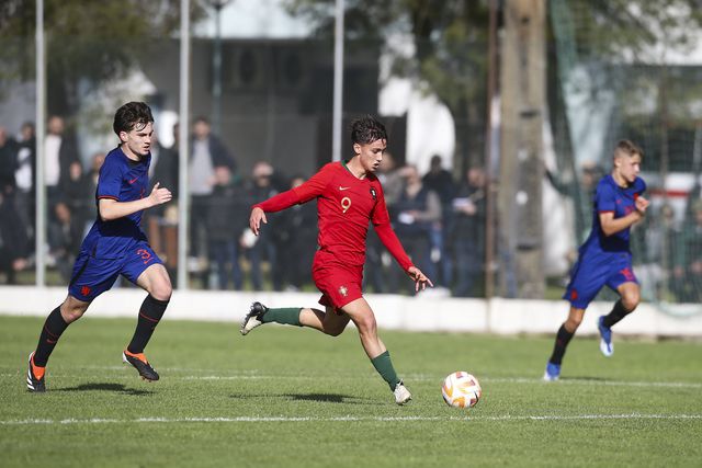 Sub-16 aplicam 'chapa 6' aos Países Baixos
