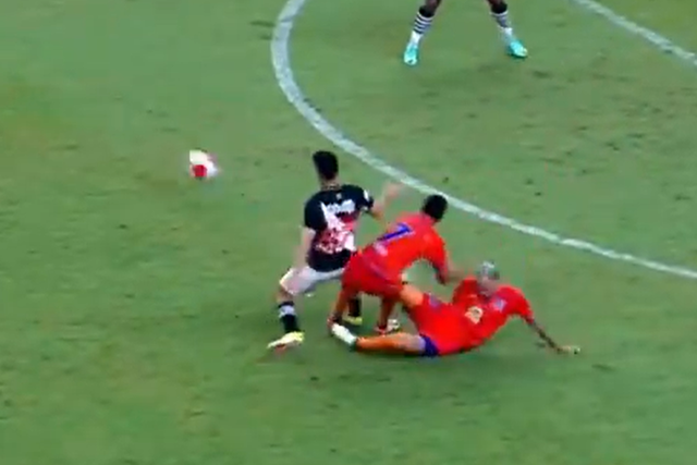 Arrepiante: jogador fratura perna após choque com colega de equipa (vídeo)