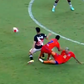 Arrepiante: jogador fratura perna após choque com colega de equipa (vídeo)