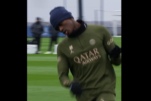 Nuno Mendes treina com o grupo no PSG