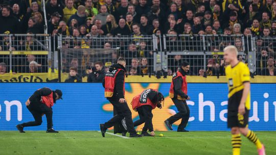 Adeptos do Dortmund voltam a protestar e atiram bolas e chocolates para o relvado