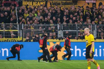 Adeptos do Dortmund voltam a protestar e atiram bolas e chocolates para o relvado