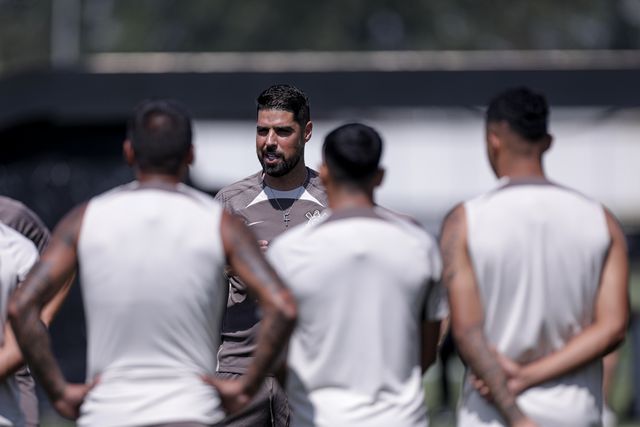António Oliveira já dá treino no Corinthians
