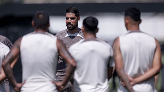 António Oliveira já dá treino no Corinthians