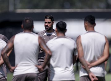 António Oliveira já dá treino no Corinthians