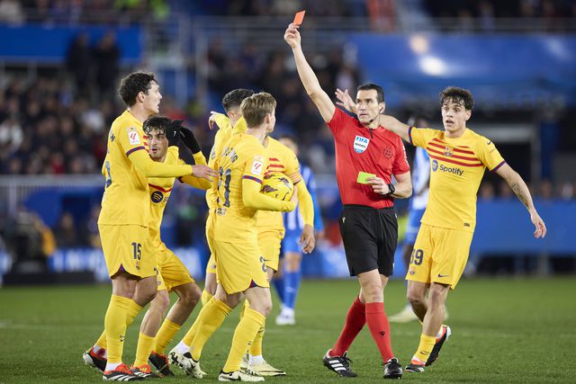 Vitor Roque revela o que lhe disse o árbitro que o expulsou