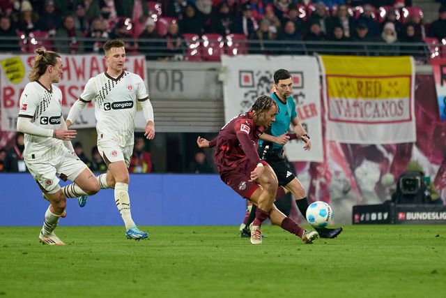 Xavi Simons em ação diante do St. Pauli