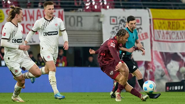 Xavi Simons em ação diante do St. Pauli