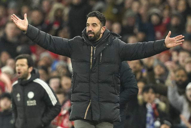 Ruben Amorim a olhar para o relvado de Old Trafford