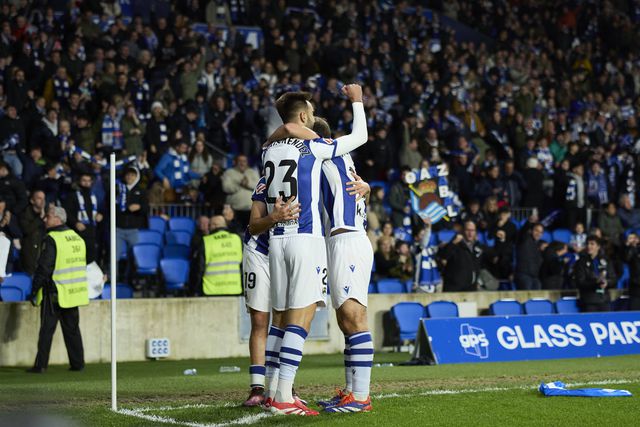 Jogadores da Real Sociedad festejam triunfo diante o Espanhol
