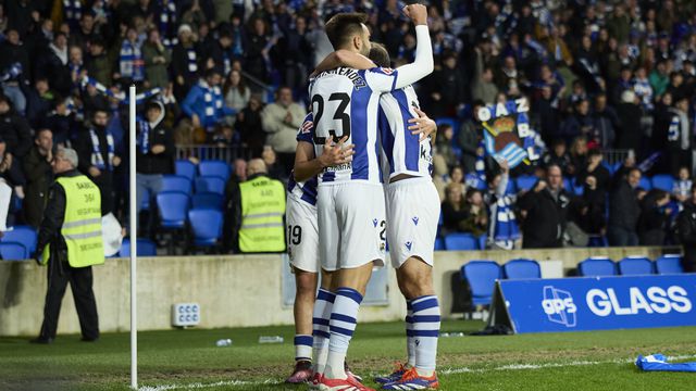 Jogadores da Real Sociedad festejam triunfo diante o Espanhol