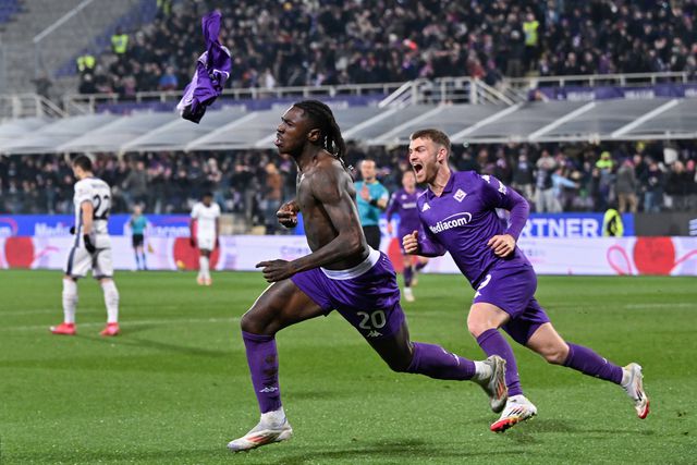 Moise Kean, avançado da Fiorentina, celebra sem camisola golo contra o Inter, em jogo em atraso da 7.ª jornada da Serie A