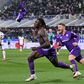Moise Kean, avançado da Fiorentina, celebra sem camisola golo contra o Inter, em jogo em atraso da 7.ª jornada da Serie A