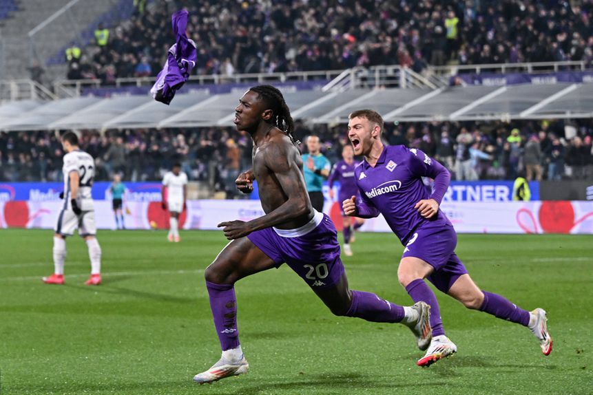 Moise Kean, avançado da Fiorentina, celebra sem camisola golo contra o Inter, em jogo em atraso da 7.ª jornada da Serie A