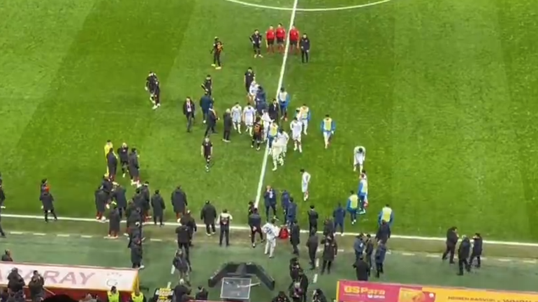 Insólito: jogadores do Demirspor abandonam jogo com o Galatasaray