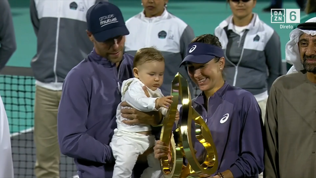 Belinda Bencic recebe troféu em Abu Dhabi e posa com filha bebé