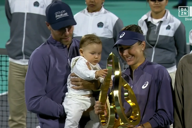 Belinda Bencic recebe troféu em Abu Dhabi e posa com filha bebé