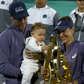 Belinda Bencic recebe troféu em Abu Dhabi e posa com filha bebé