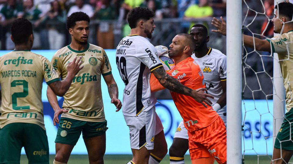 Tobias Figueiredo a defrontar o Palmeiras, de Abel Ferreira, pelo Fortaleza, em 2023