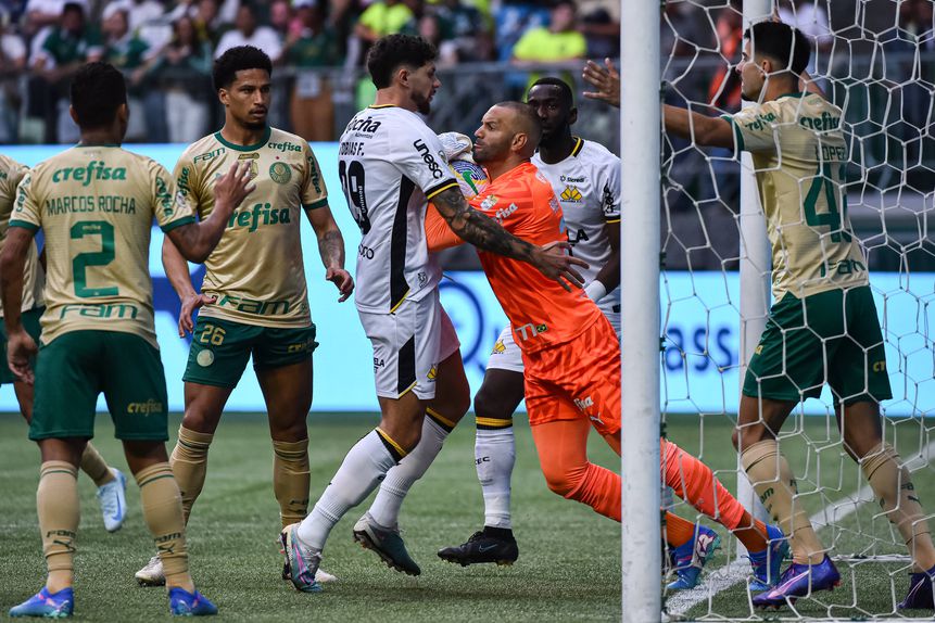 Tobias Figueiredo a defrontar o Palmeiras, de Abel Ferreira, pelo Fortaleza, em 2023