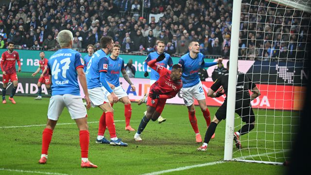 Myron Boadu marca ao Holstein Kiel