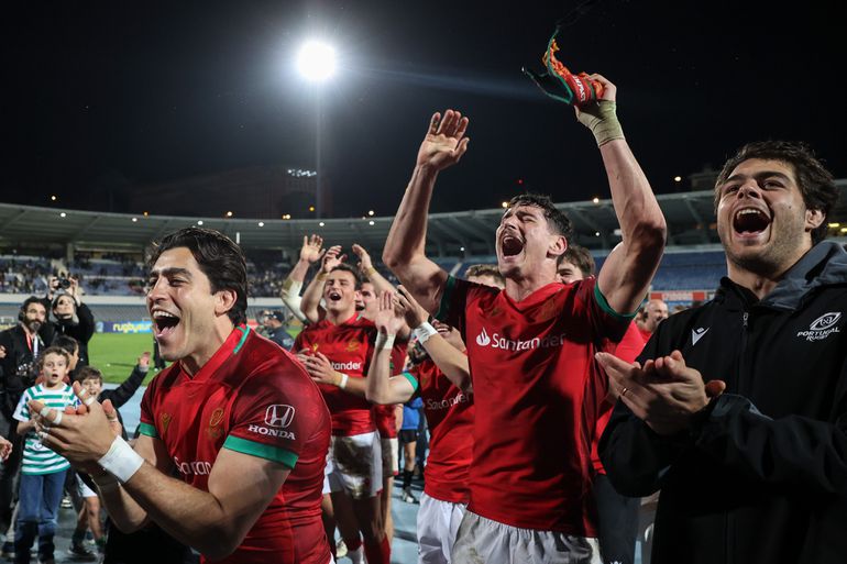A festa da Seleção Nacional no râguebi após a vitória frente à Alemanha, no Restelo, que valeu a qualificação para o Mundial da Austrália de 2027. Foto Manuel de Almeida/LUSA
