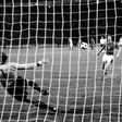 Panenka a converter aquele que viria a tornar-se um penálti mítico, no Campeonato da Europa, na Jugoslávia, 1976, perante o guarda-redes Sepp Maier