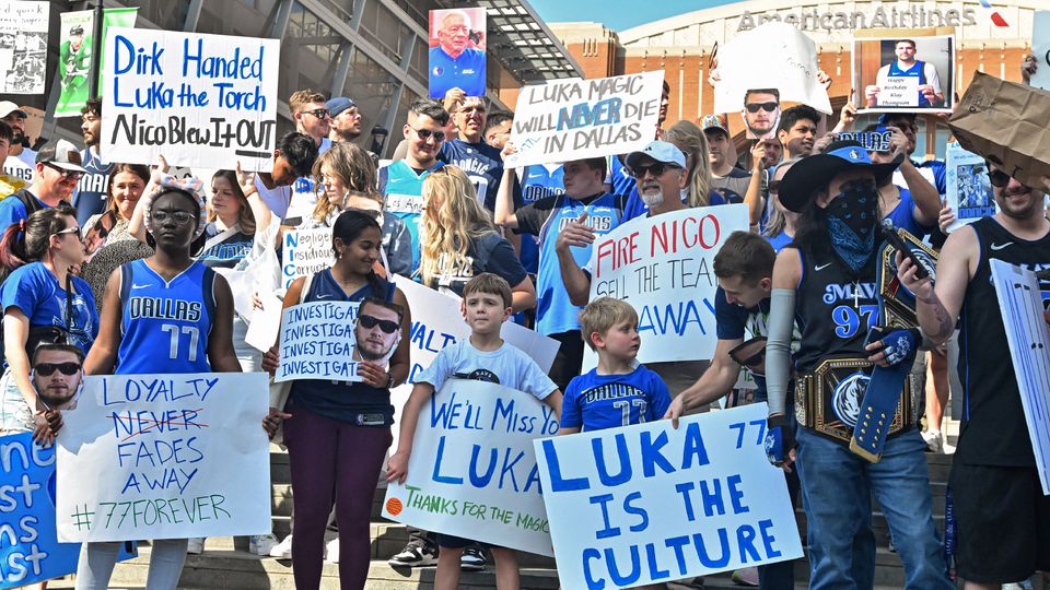 Adeptos dos Dallas Mavericks protestam contra a troca de Luka Doncic