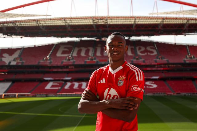 Ricardo Neto posa para a foto do anúncio do contrato