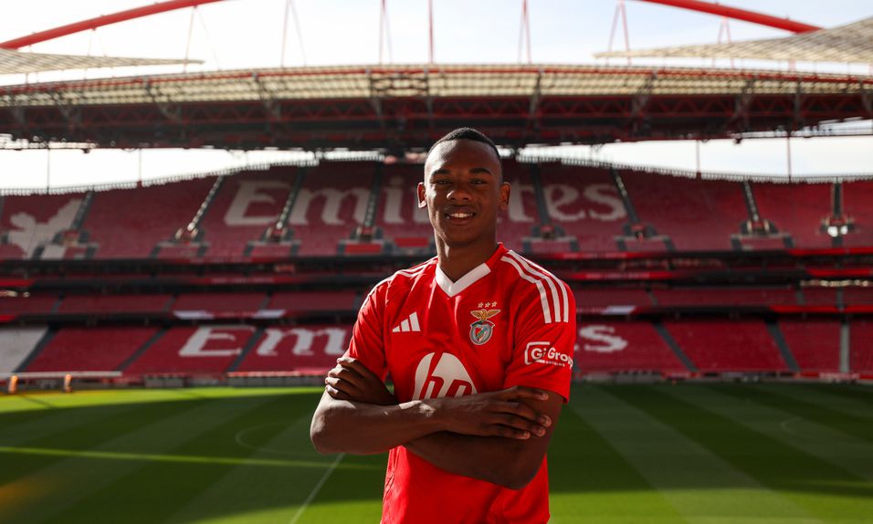 Ricardo Neto posa para a foto do anúncio do contrato