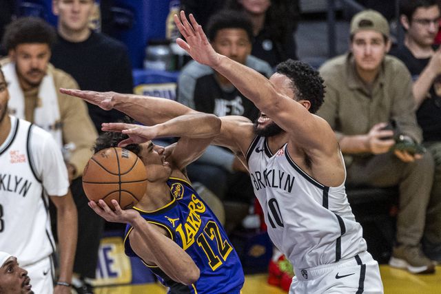 Ben Simmons em luta com Max Christie, dos Lakers