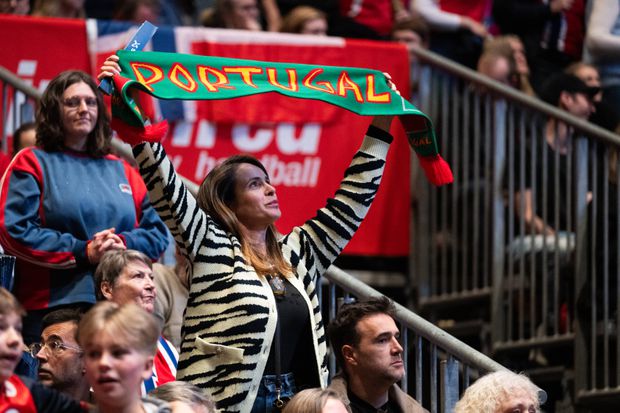 Cândida Mota e Ricardo Costa apoiam os filhos Kiko e Martim Costa, da Seleção Nacional de andebol, no Mundial 2025