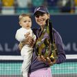 Belinda Bencic com a filha ao colo enquanto posa com o troféu depois de vencer o torneio de ténis WTA Abu Dhabi Open, em Abu Dhabi, Emirados Árabes Unidos, frente a Ashlyn Krueger
