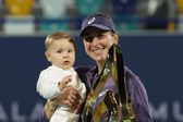 Belinda Bencic com a filha ao colo enquanto posa com o troféu depois de vencer o torneio de ténis WTA Abu Dhabi Open, em Abu Dhabi, Emirados Árabes Unidos, frente a Ashlyn Krueger