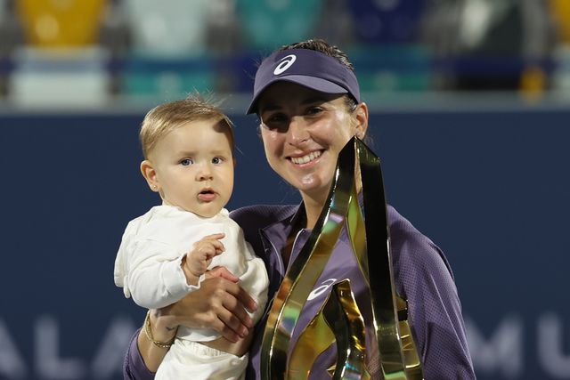 Belinda Bencic com a filha ao colo enquanto posa com o troféu depois de vencer o torneio de ténis WTA Abu Dhabi Open, em Abu Dhabi, Emirados Árabes Unidos, frente a Ashlyn Krueger