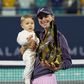 Belinda Bencic com a filha ao colo enquanto posa com o troféu depois de vencer o torneio de ténis WTA Abu Dhabi Open, em Abu Dhabi, Emirados Árabes Unidos, frente a Ashlyn Krueger