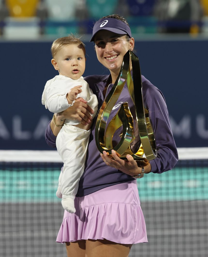 Belinda Bencic com a filha ao colo enquanto posa com o troféu depois de vencer o torneio de ténis WTA Abu Dhabi Open, em Abu Dhabi, Emirados Árabes Unidos, frente a Ashlyn Krueger