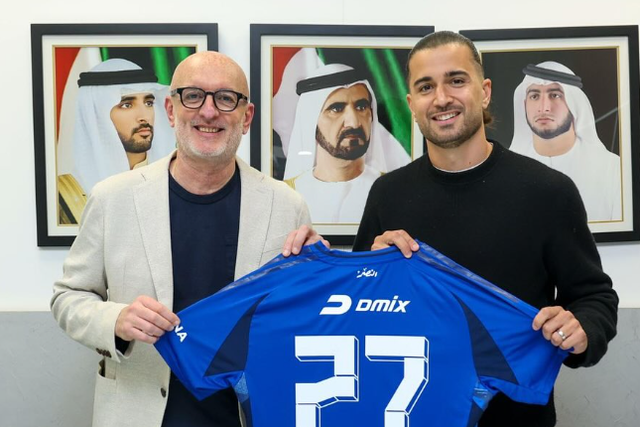 Mattheus Oliveira (dta) segura camisola do Al Nasr