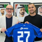 Mattheus Oliveira (dta) segura camisola do Al Nasr