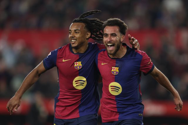 Eric Garcia a celebrar o seu golo, o quarto do Barcelona, com Koundé