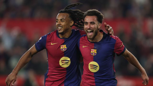 Eric Garcia a celebrar o seu golo, o quarto do Barcelona, com Koundé