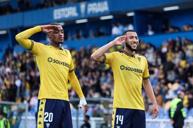 Wagner Pina e Begraoui festejam o golo marcado pelo Estoril ao Boavista