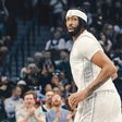 Anthony Davis em ação com a camisola dos Mavericks